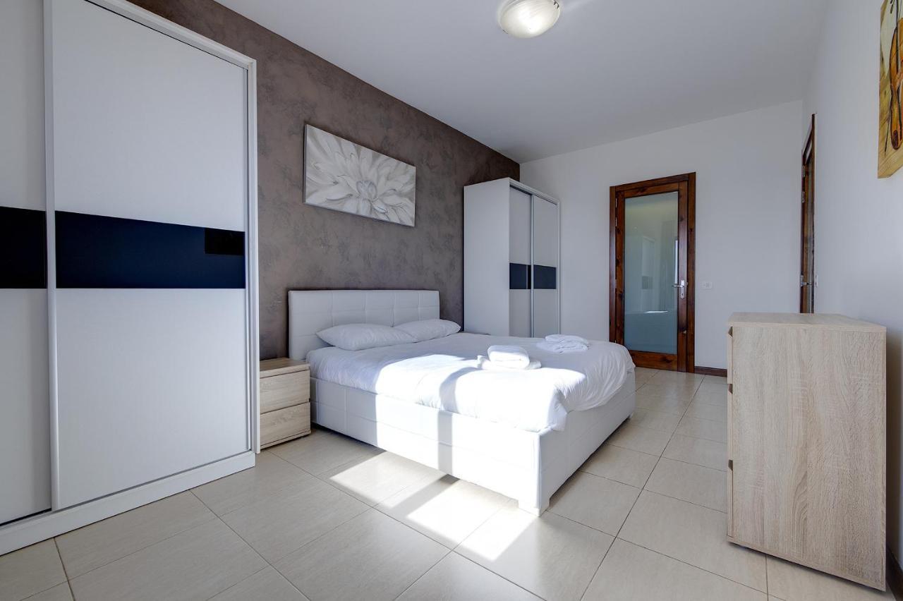 Modern 3 Bedroom Apartment in Central Sliema Buitenkant foto