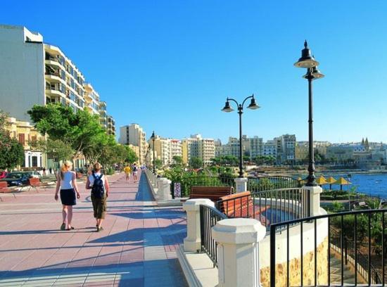 Modern 3 Bedroom Apartment in Central Sliema Buitenkant foto